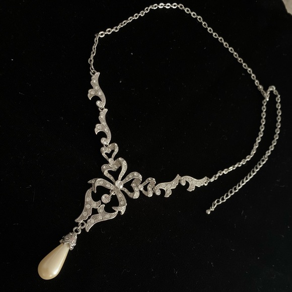 🆕🔥Crystals Pear Shaped Pearl Necklace - Picture 3 of 4